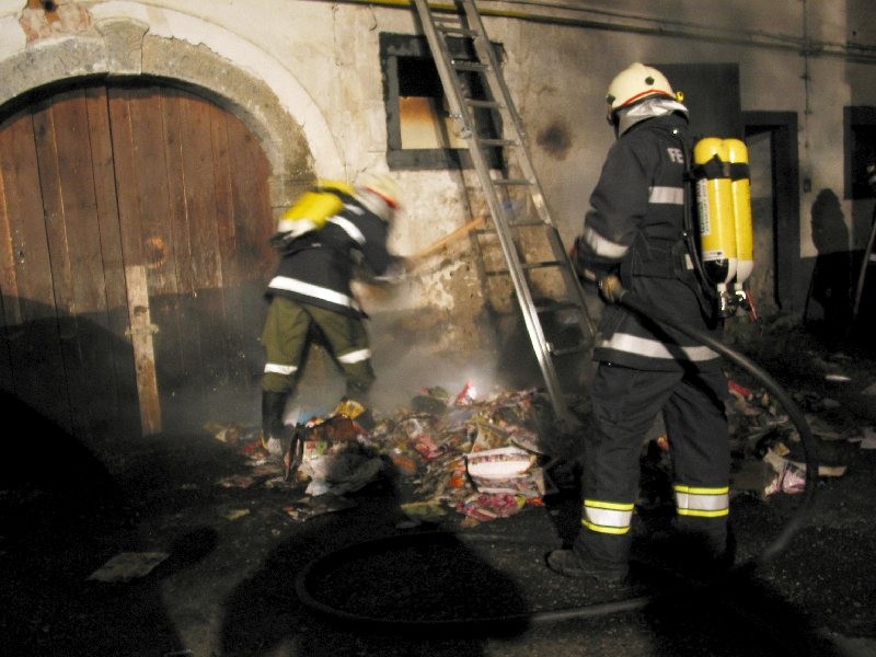 FF Andorf - Papiercontainerbrand am Kirchenplatz - 06.06.2009 - 002.jpg